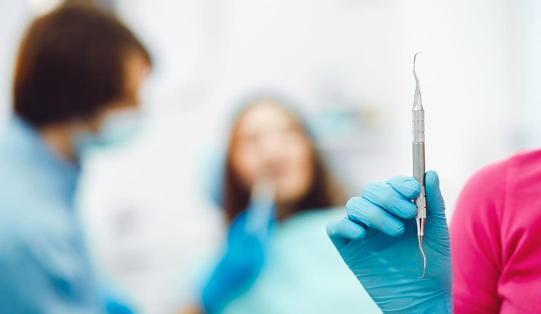 Área de bioseguridad equipada para esterilización dental